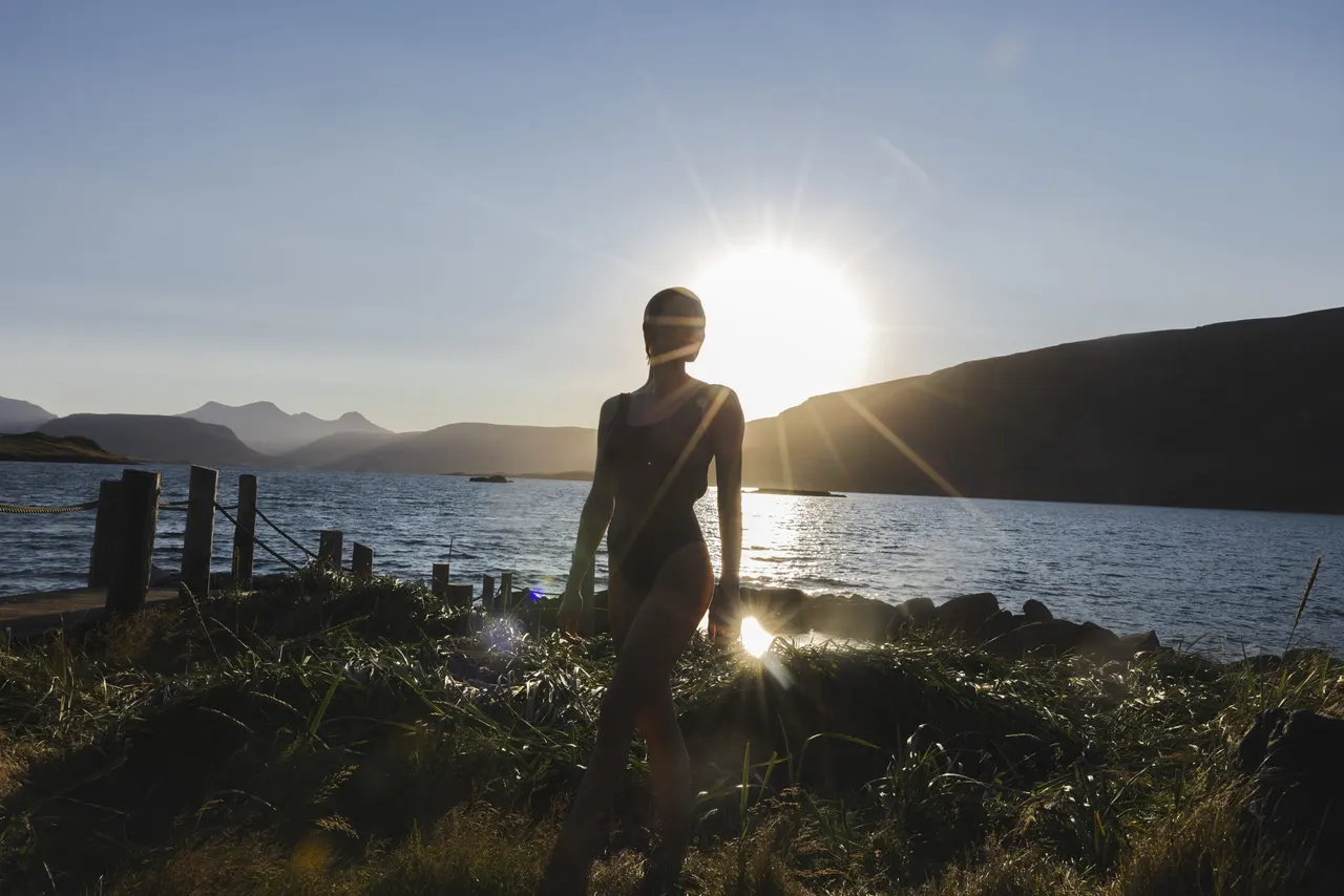 Hot Springs ocean lagoon Near golden circle Reykjavík midnight sun