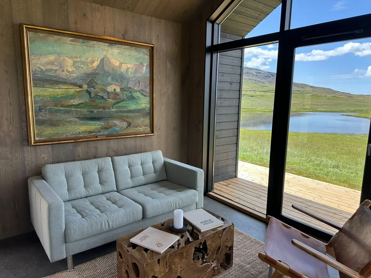 艺术家小屋客厅，窗外是湖景