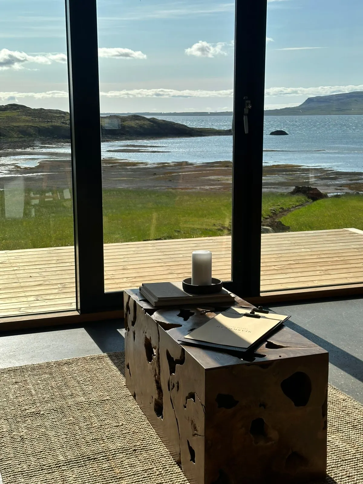 艺术家小屋落地窗外的峡湾景色