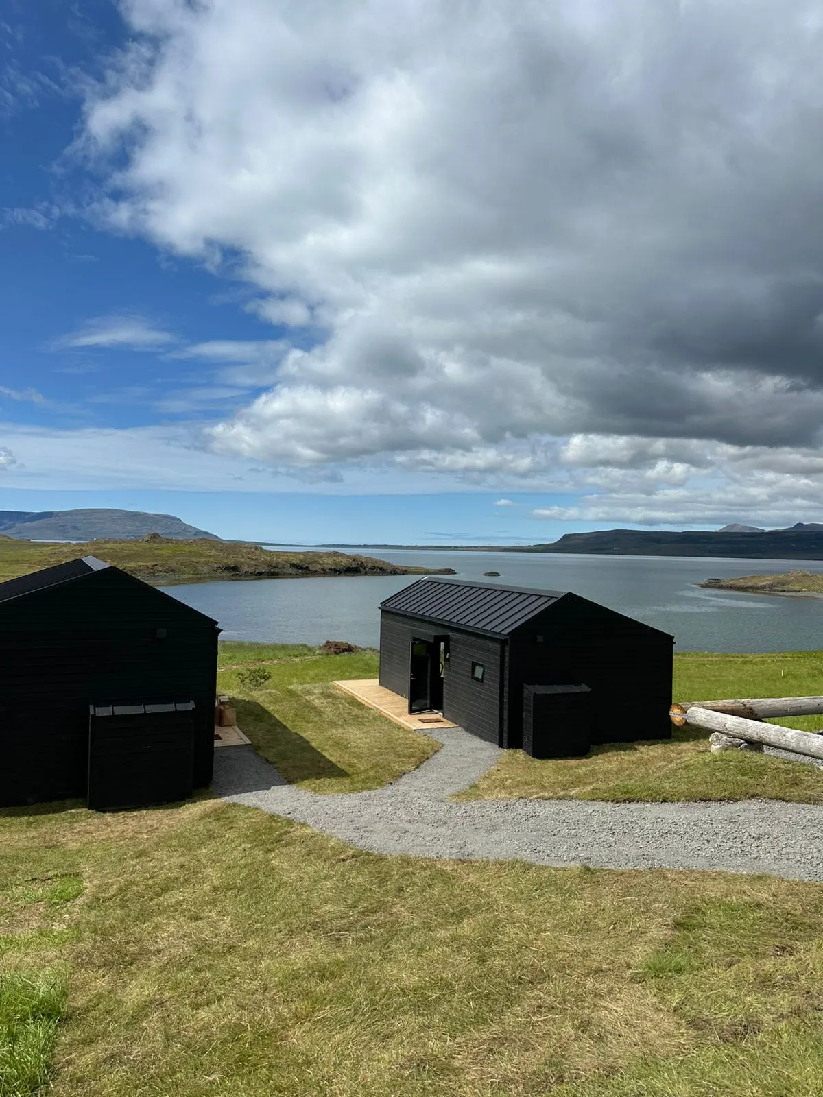 Tveir listamannaskálar með útsýni yfir vatnið og fjörðinn