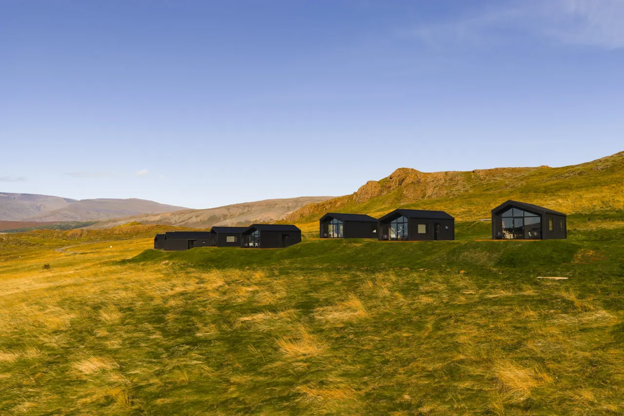 Listamannaskálarnir á túninu í Hvammsvík