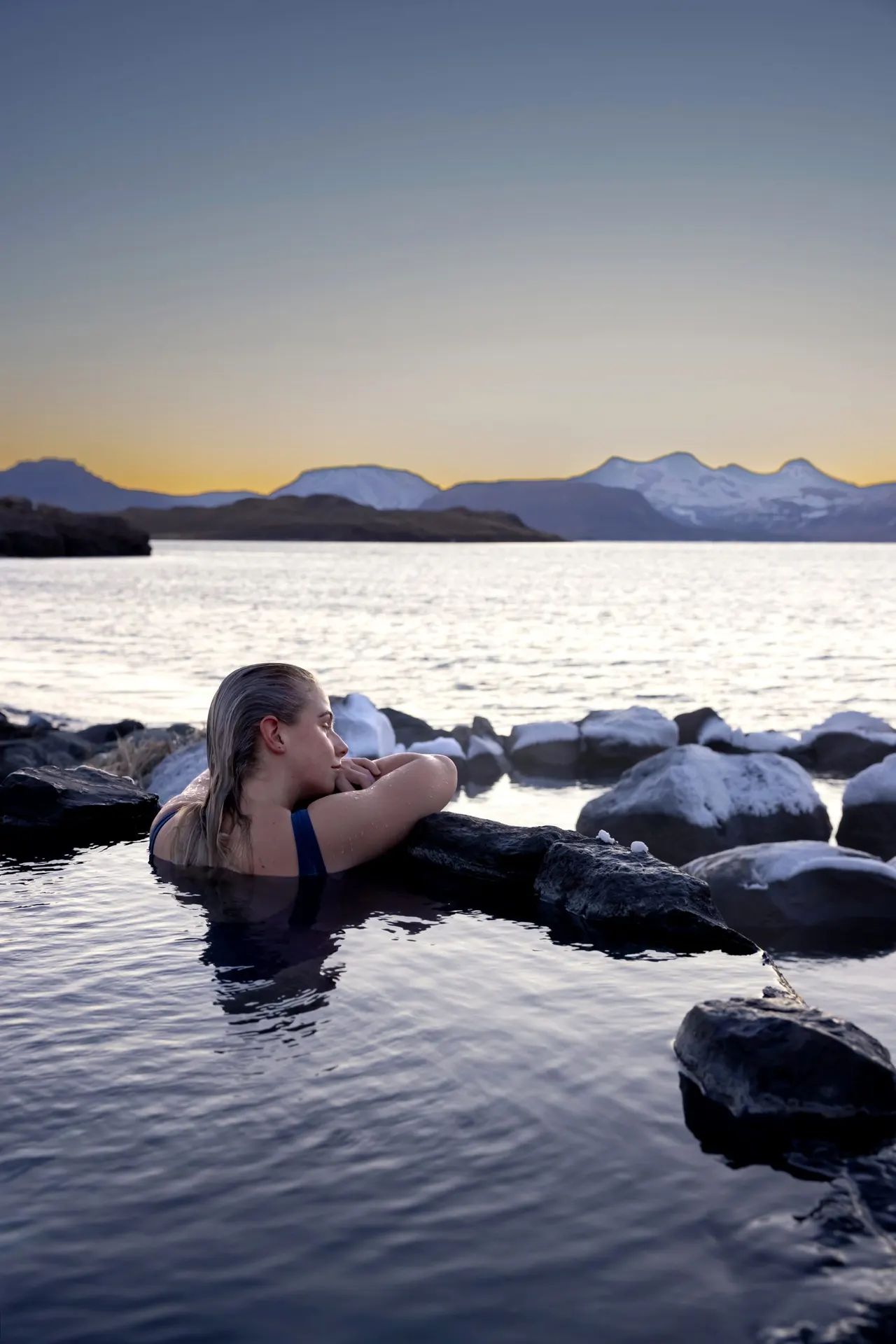 Afslöppun í íslenskri náttúru í Hvammsvík wellness in Icelandic Hot Springs overlooking Hvalfjörður Lagoon