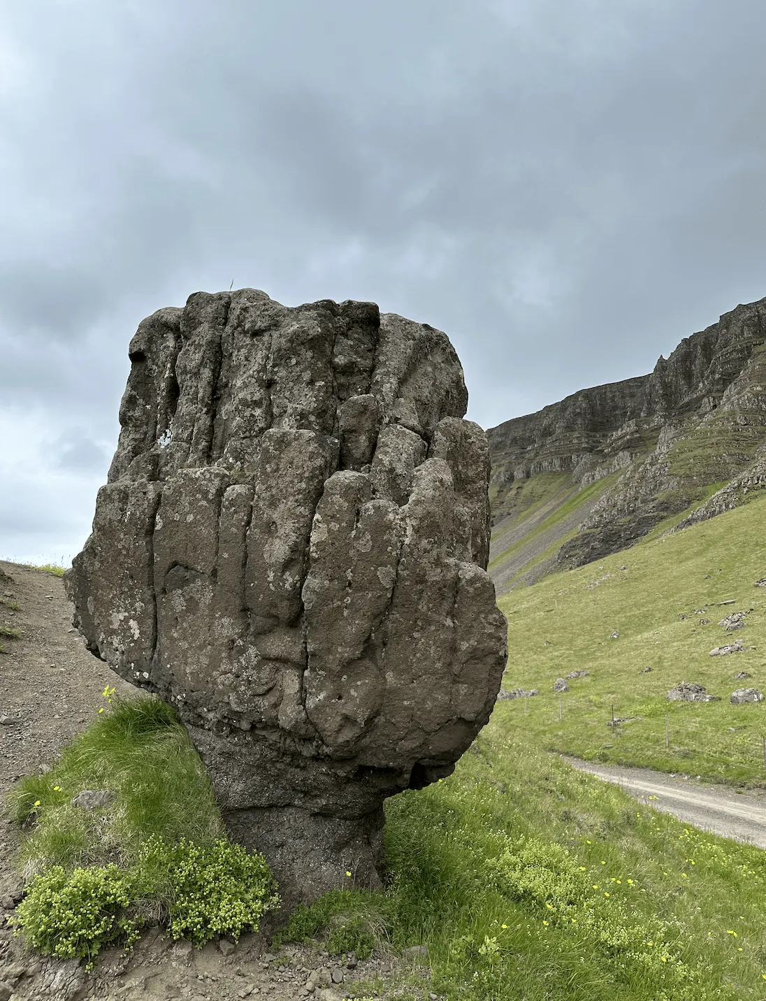 Steðji, klettadrangur í Hvalfirði