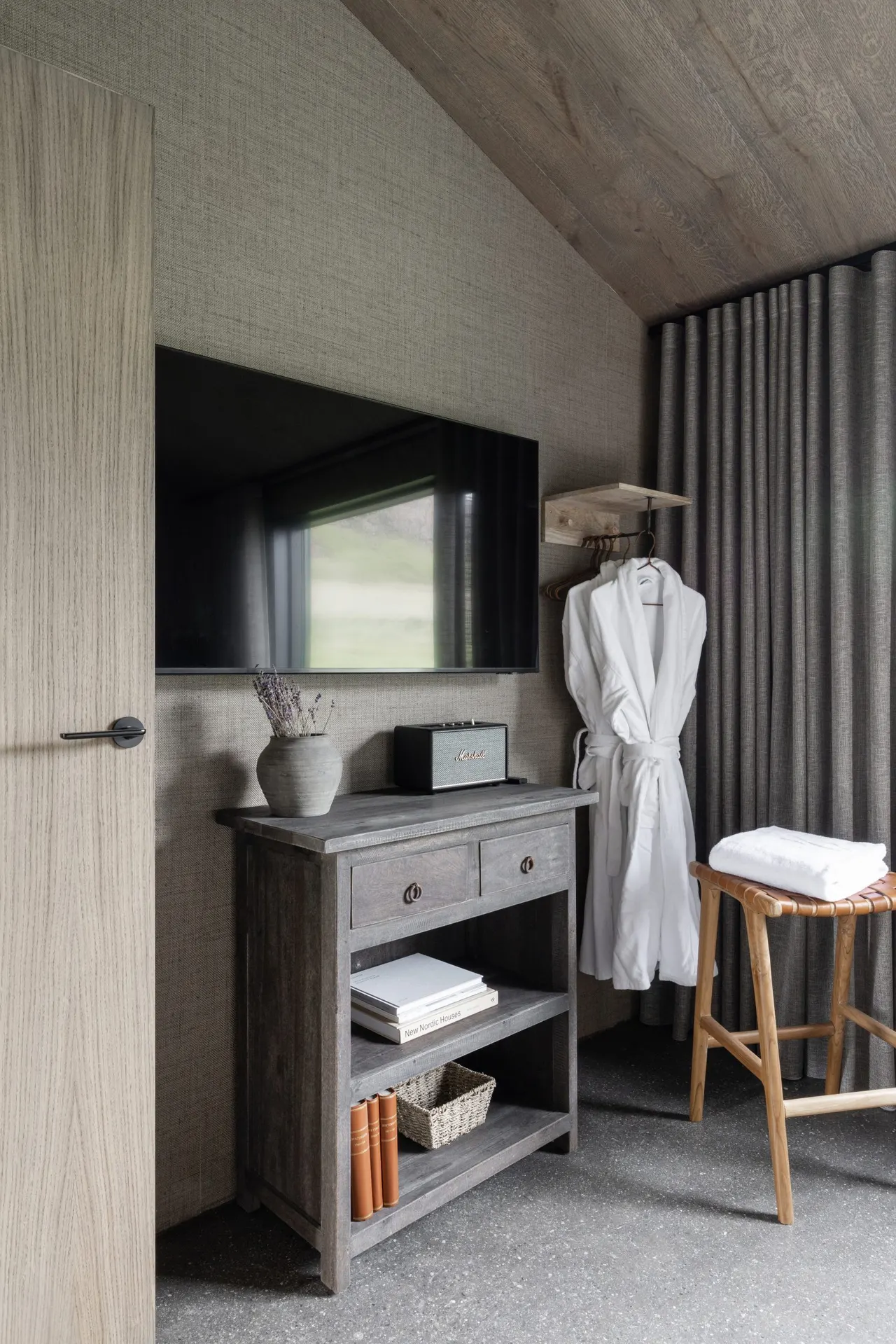 Bedroom in an Artist Lodge with a bathrobe and a TV