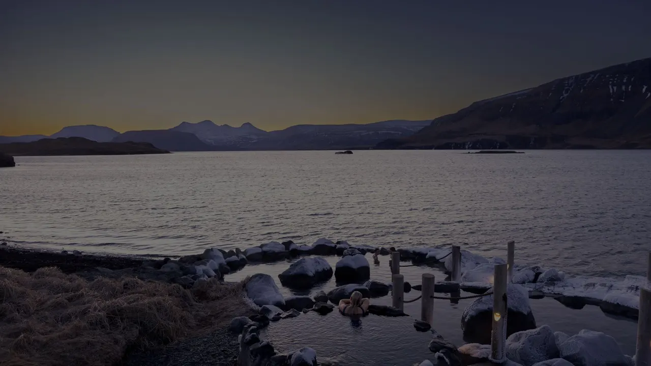 Sjóböðin í ljósaskiptunum með fjöll Hvalfjarðar í baksýn