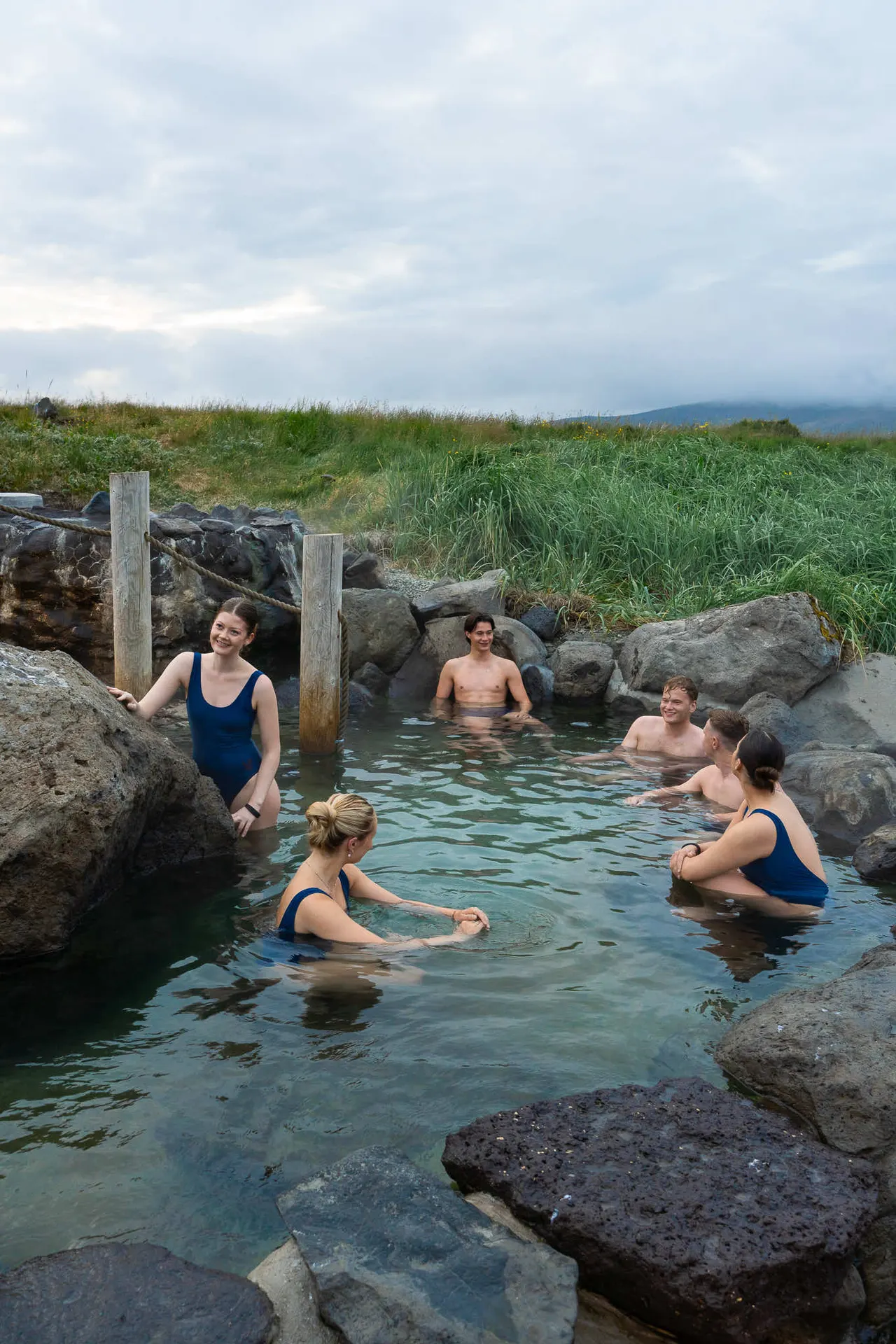 Baðgestir í efri strandlauginni