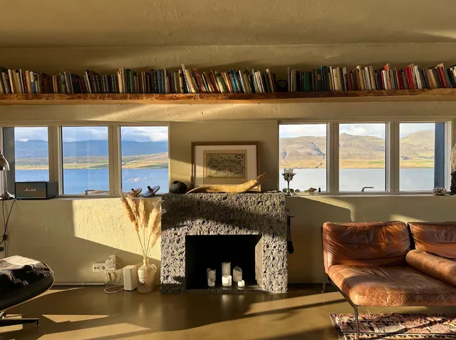 Lodge in Iceland with a view of the ocean