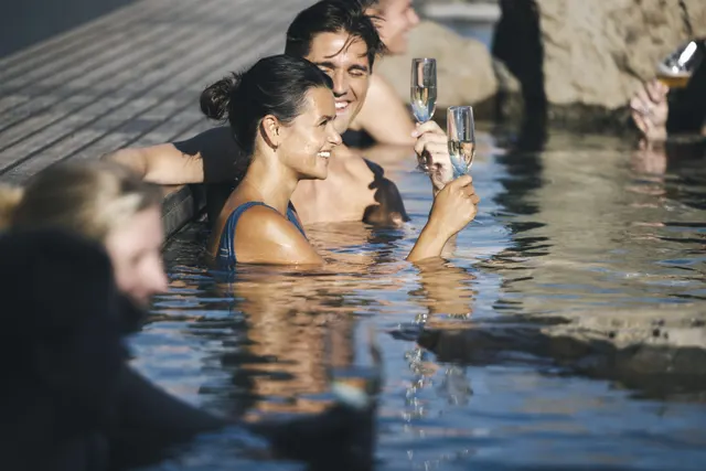 Swim-up bar